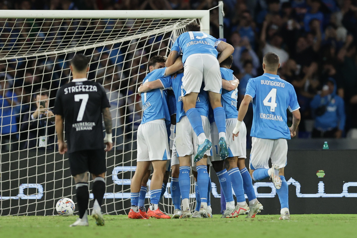 Il Napoli batte 3-1 il Como e conserva il primato solitario Il Napoli batte 3-1 il Como e conserva il primato solitario