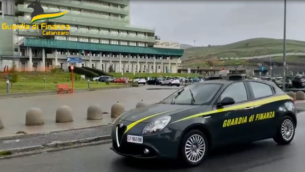 Ispezioni pilotate e truffa, arrestati docenti e dirigenti Asp Catanzaro Ispezioni pilotate e truffa, arrestati docenti e dirigenti Asp Catanzaro