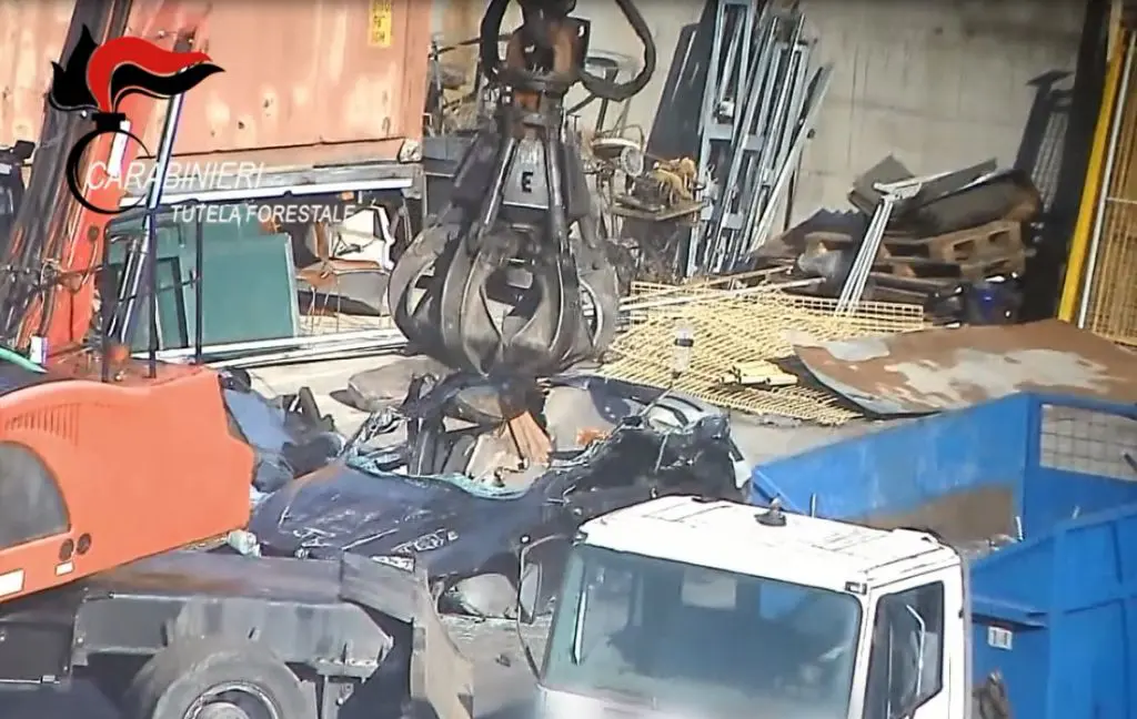 Smaltivano rifiuti pericolosi, sequestri nel reggino e otto indagati Smaltivano rifiuti pericolosi, sequestri nel reggino e otto indagati