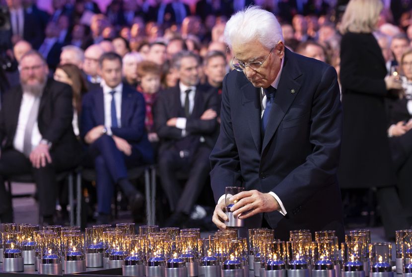 Mattarella ad Auschwitz depone una candela per le vittime Mattarella ad Auschwitz depone una candela per le vittime