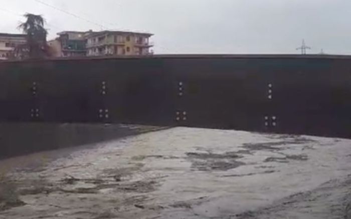 Bomba d’acqua su Firenze, città allagata Bomba d’acqua su Firenze, città allagata