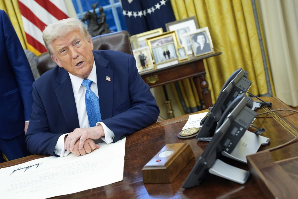 Usa, Trump firma l’ordine esecutivo per dazi a Cina, Canada e Messico Usa, Trump firma l’ordine esecutivo per dazi a Cina, Canada e Messico