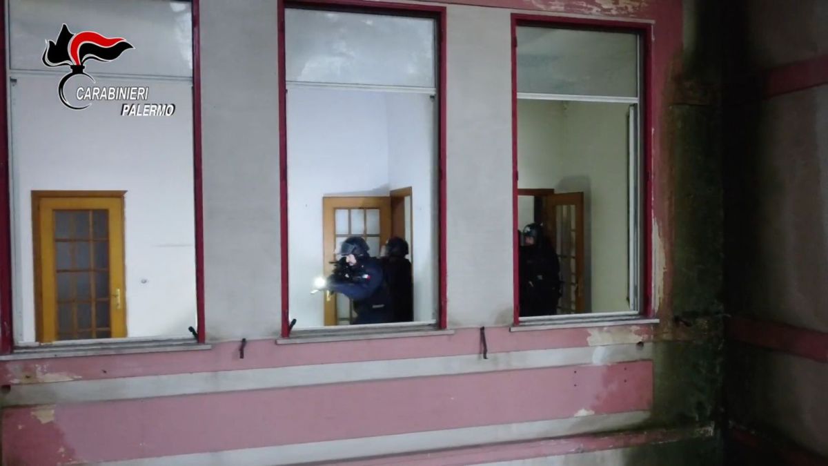 Maxi blitz dei carabinieri contro i mandamenti mafiosi di Palermo Maxi blitz dei carabinieri contro i mandamenti mafiosi di Palermo