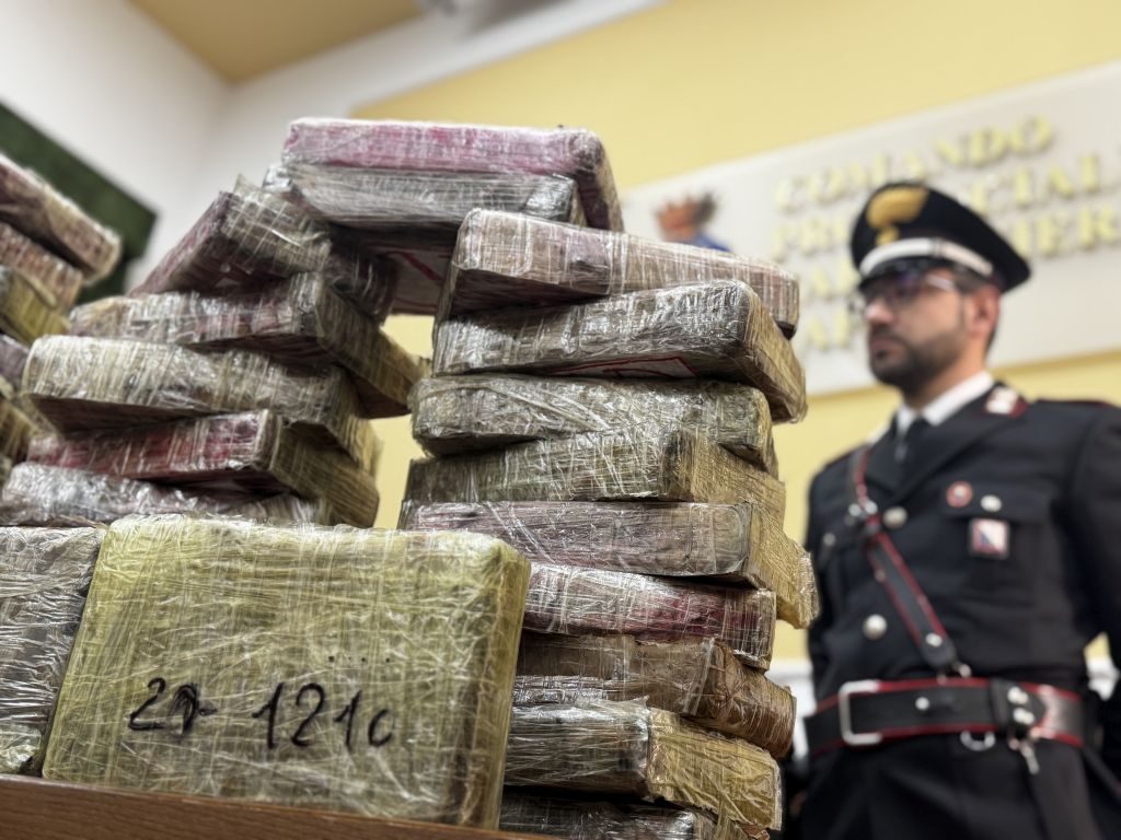 Napoli, sequestro record di oltre 80 kg di cocaina. Due in manette Napoli, sequestro record di oltre 80 kg di cocaina. Due in manette