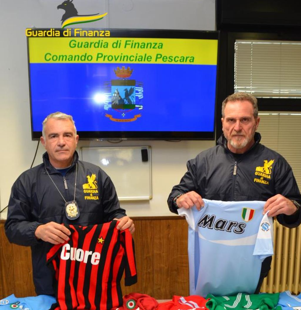 Sequestrate maglie “Vintage” contraffatte di club serie A anni ’80 Sequestrate maglie “Vintage” contraffatte di club serie A anni ’80