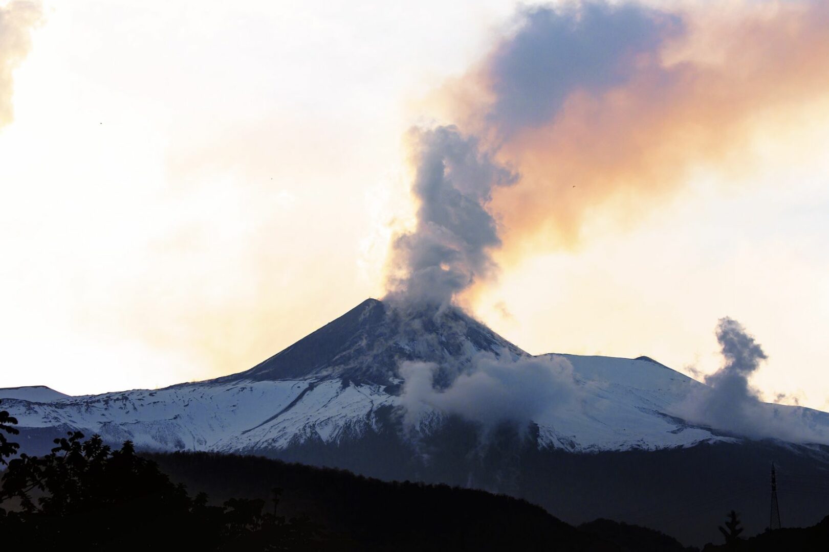 Eruzione dell’Etna, parziale ripristino dei voli in arrivo a Catania Eruzione dell’Etna, parziale ripristino dei voli in arrivo a Catania