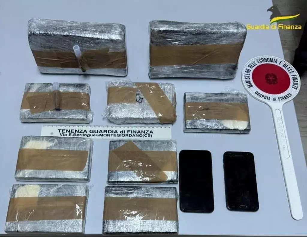 Sequestrati 4,5 kg di droga, arrestato corriere calabrese Sequestrati 4,5 kg di droga, arrestato corriere calabrese