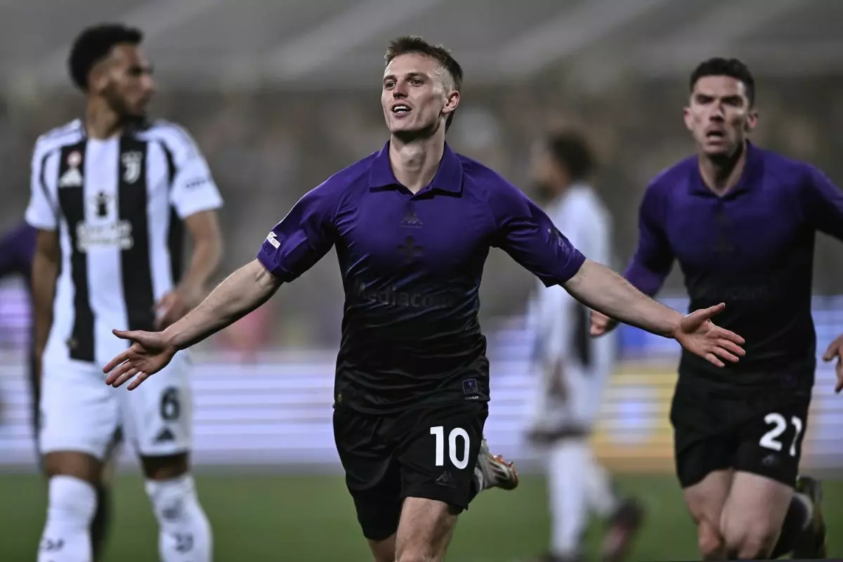 Giornata viola per la Juve, vince la Fiorentina 3-0 Giornata viola per la Juve, vince la Fiorentina 3-0