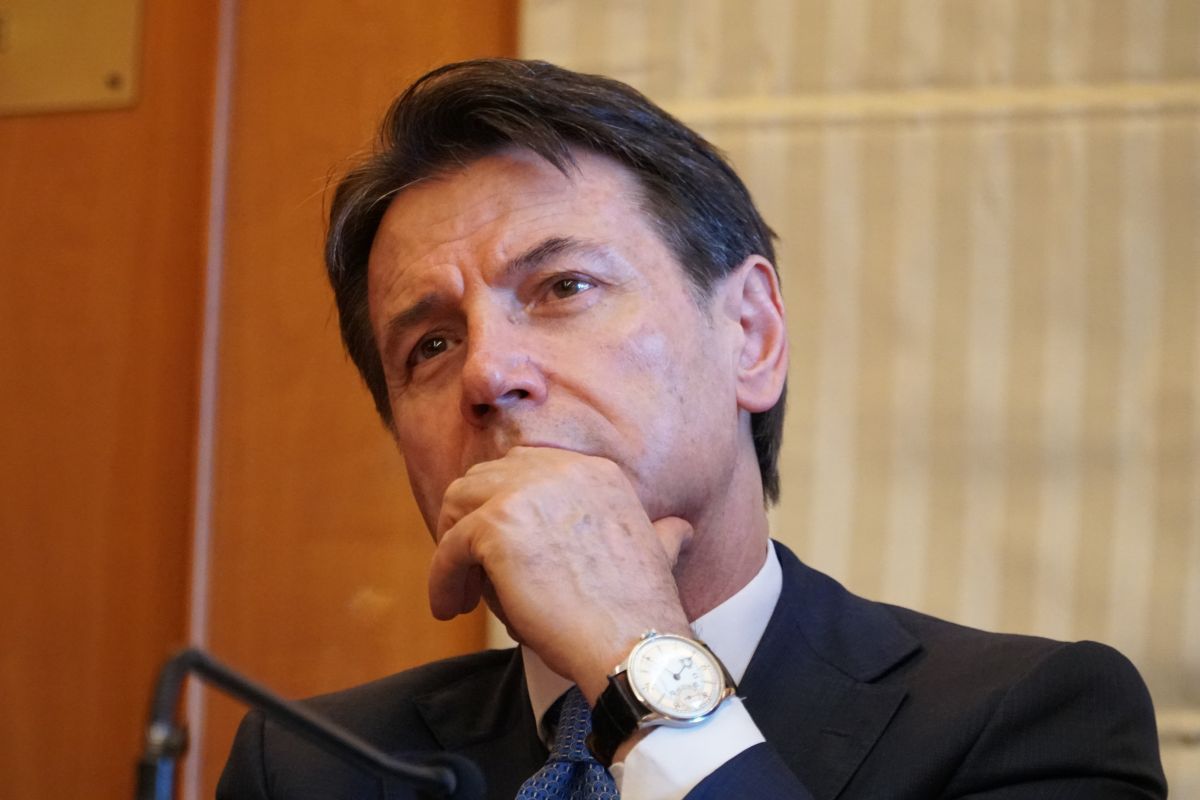Governo, Conte “Stanno distruggendo l’economia” Governo, Conte “Stanno distruggendo l’economia”