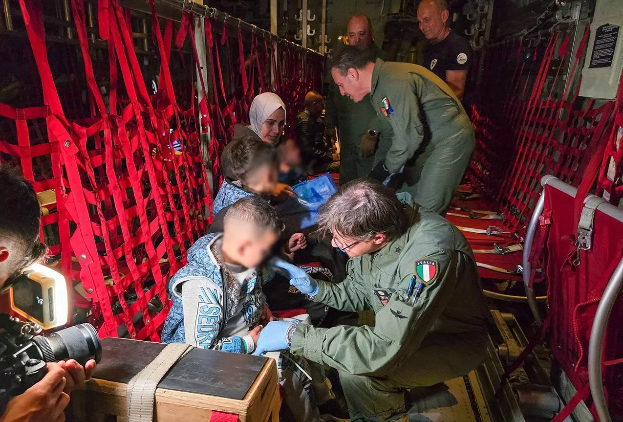Bimbi palestinesi bisognosi di cure in Italia con due voli speciali della Difesa Bimbi palestinesi bisognosi di cure in Italia con due voli speciali della Difesa