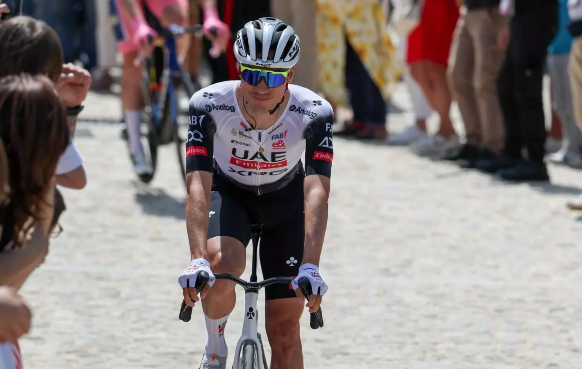 Ayuso vince in salita a Tagliacozzo, Roglic in maglia rosa Ayuso vince in salita a Tagliacozzo, Roglic in maglia rosa