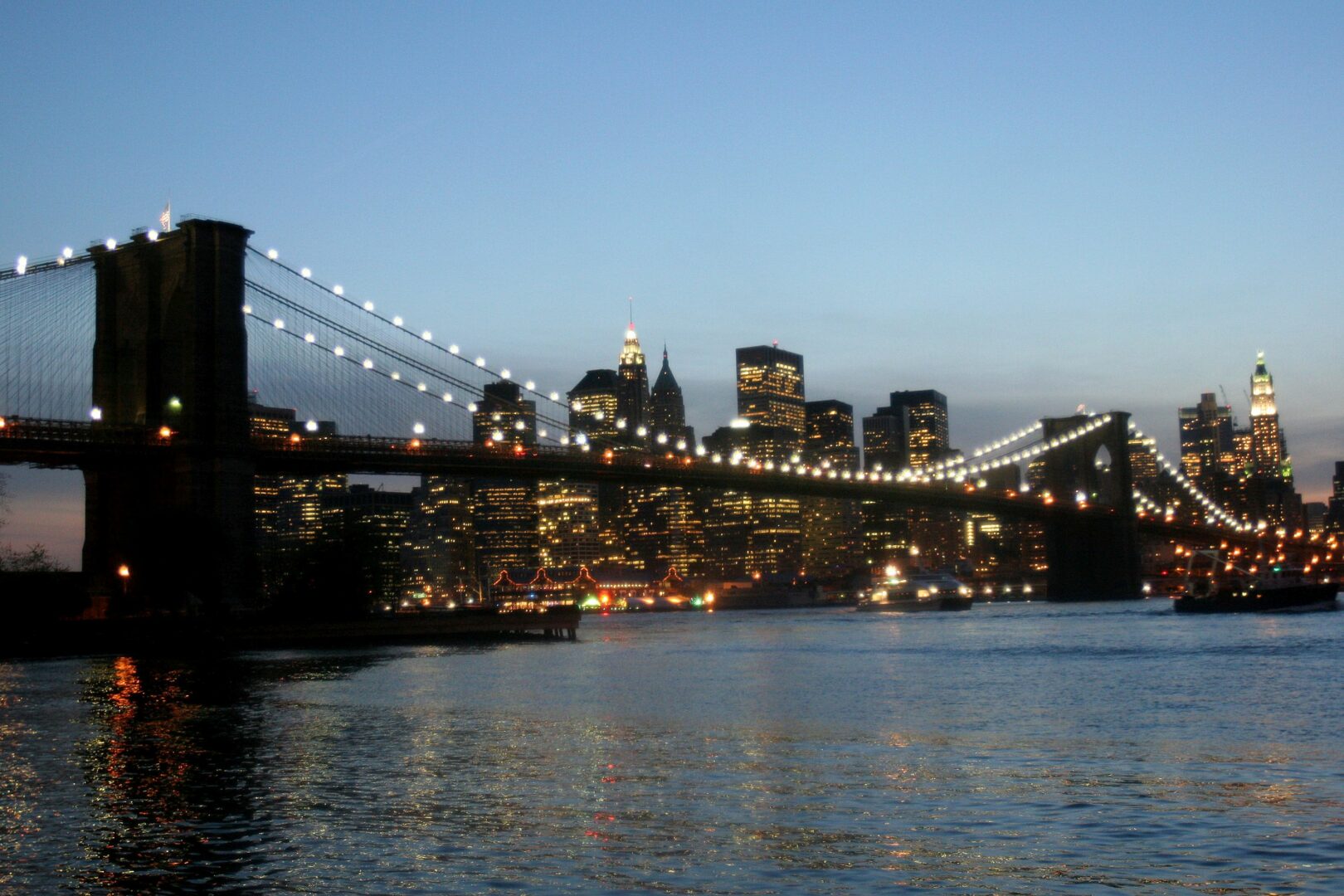 Veliero contro Ponte di Brooklyn a New York, 2 morti e 17 feriti Veliero contro Ponte di Brooklyn a New York, 2 morti e 17 feriti