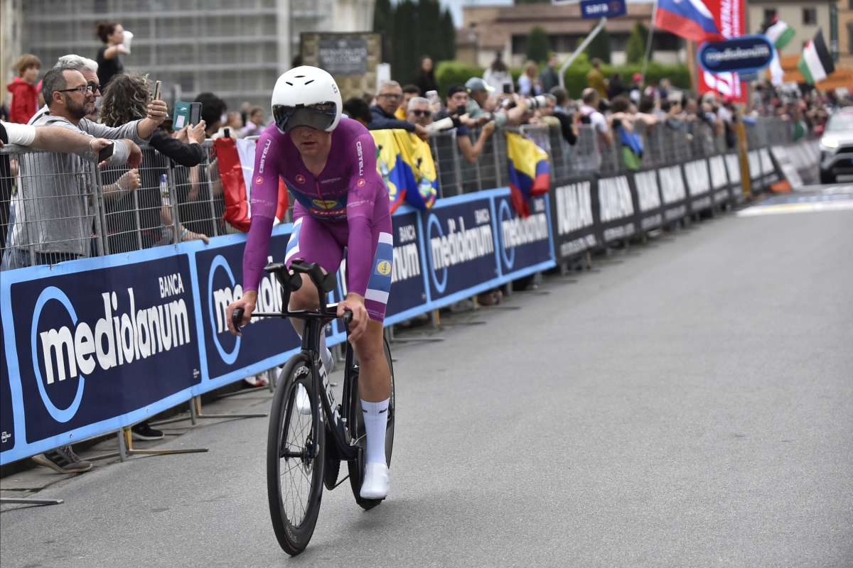 Hoole vince la crono di Pisa, Del Toro resta maglia rosa Hoole vince la crono di Pisa, Del Toro resta maglia rosa