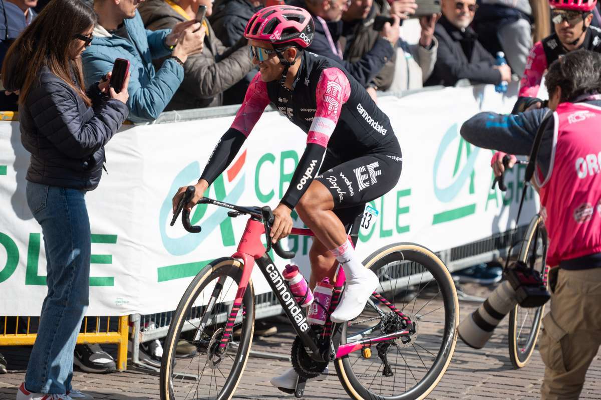 Carapaz vince in solitaria al Giro, Del Toro resta maglia rosa Carapaz vince in solitaria al Giro, Del Toro resta maglia rosa