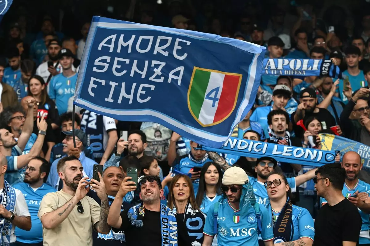 Il Napoli batte 2-0 il Cagliari ed è campione d’Italia Il Napoli batte 2-0 il Cagliari ed è campione d’Italia