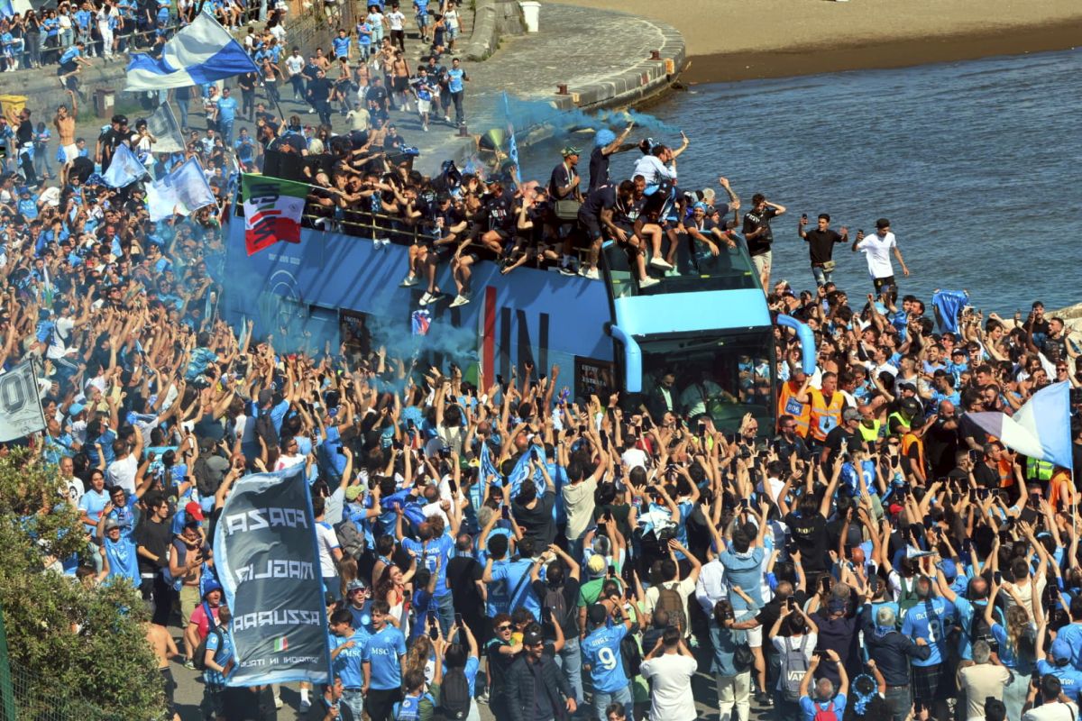 Napoli si colora d’azzurro per la sfilata scudetto Napoli si colora d’azzurro per la sfilata scudetto