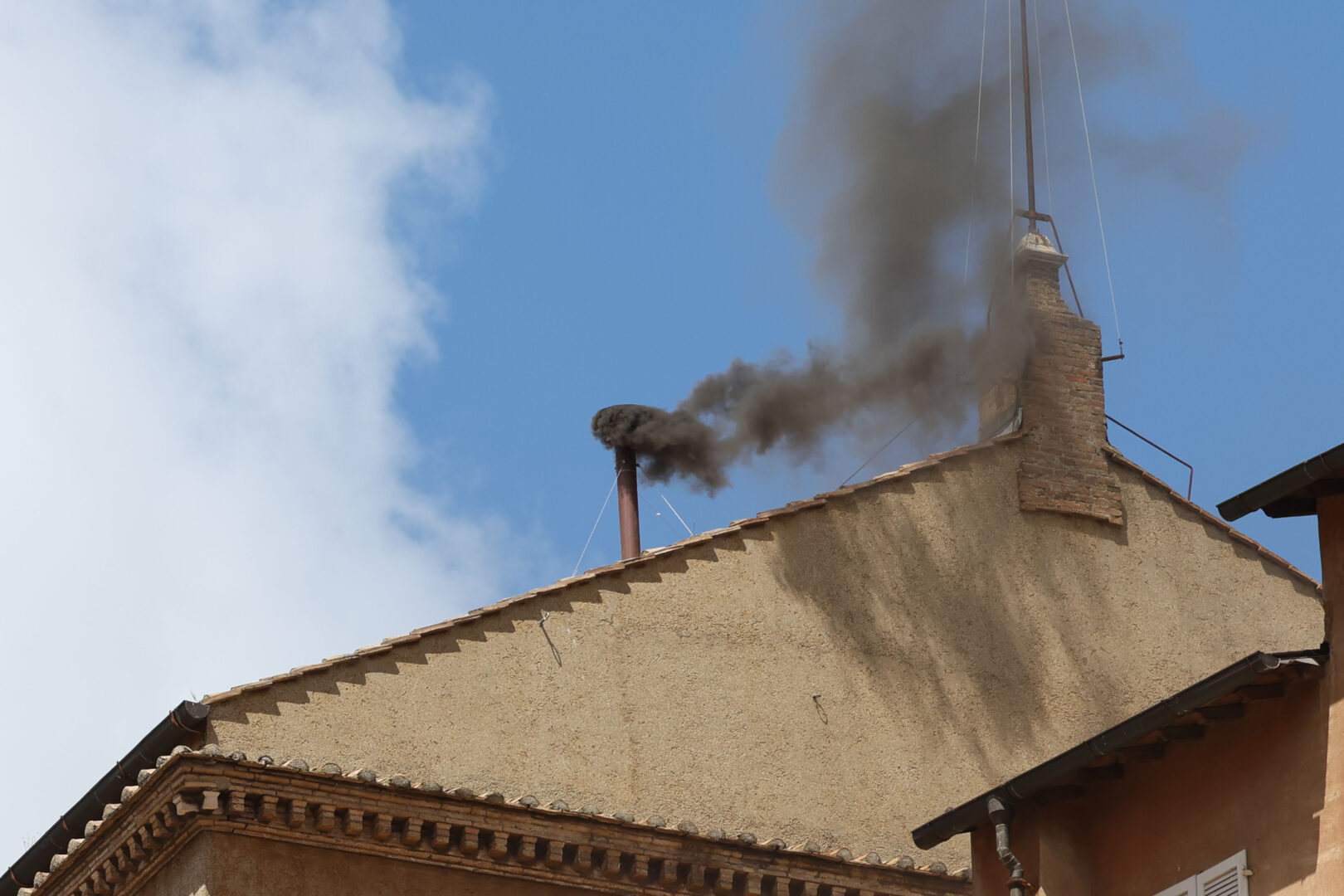 Seconda giornata di Conclave per l’elezione del nuovo Pontefice. Ancora una fumata nera Seconda giornata di Conclave per l’elezione del nuovo Pontefice. Ancora una fumata nera