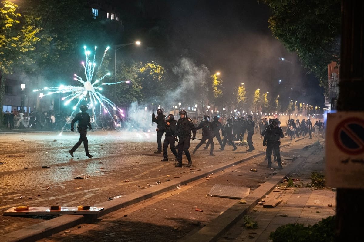 Notte di follia in Francia dopo il trionfo del Psg, 2 morti e 560 fermi Notte di follia in Francia dopo il trionfo del Psg, 2 morti e 560 fermi