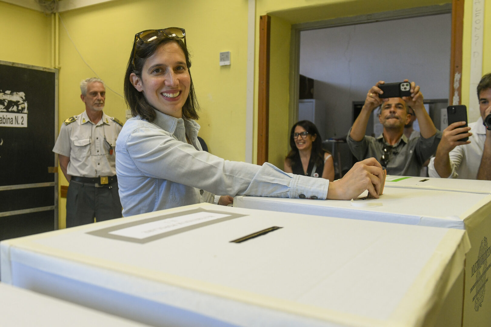 Referendum, seggi aperti sino alle 23: alle 12 affluenza al 7,4% Referendum, seggi aperti sino alle 23: alle 12 affluenza al 7,4%