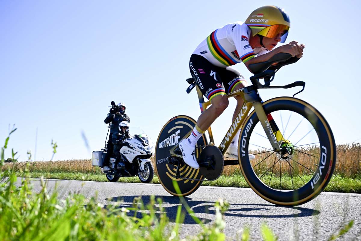 Evenepoel domina la crono al Tour, Pogacar in maglia gialla Evenepoel domina la crono al Tour, Pogacar in maglia gialla