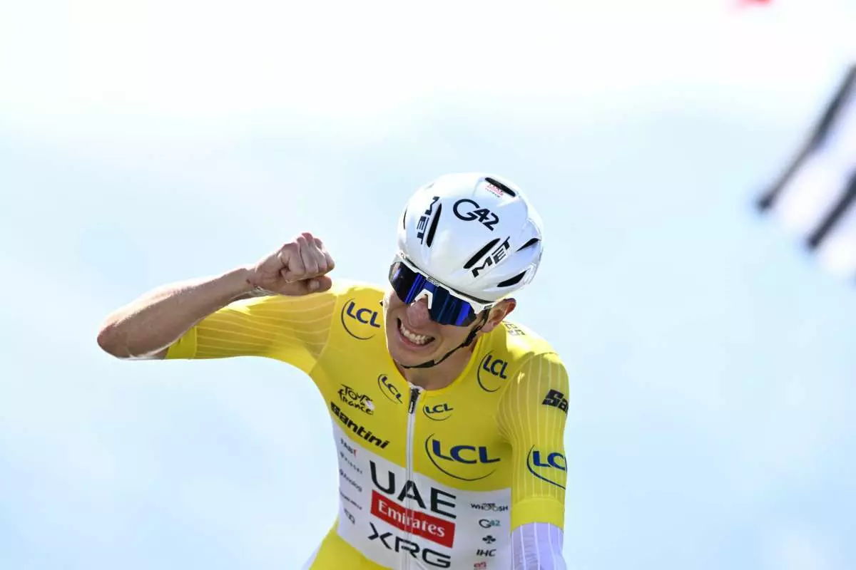 Pogacar vince la cronoscalata e consolida la maglia gialla al Tour Pogacar vince la cronoscalata e consolida la maglia gialla al Tour