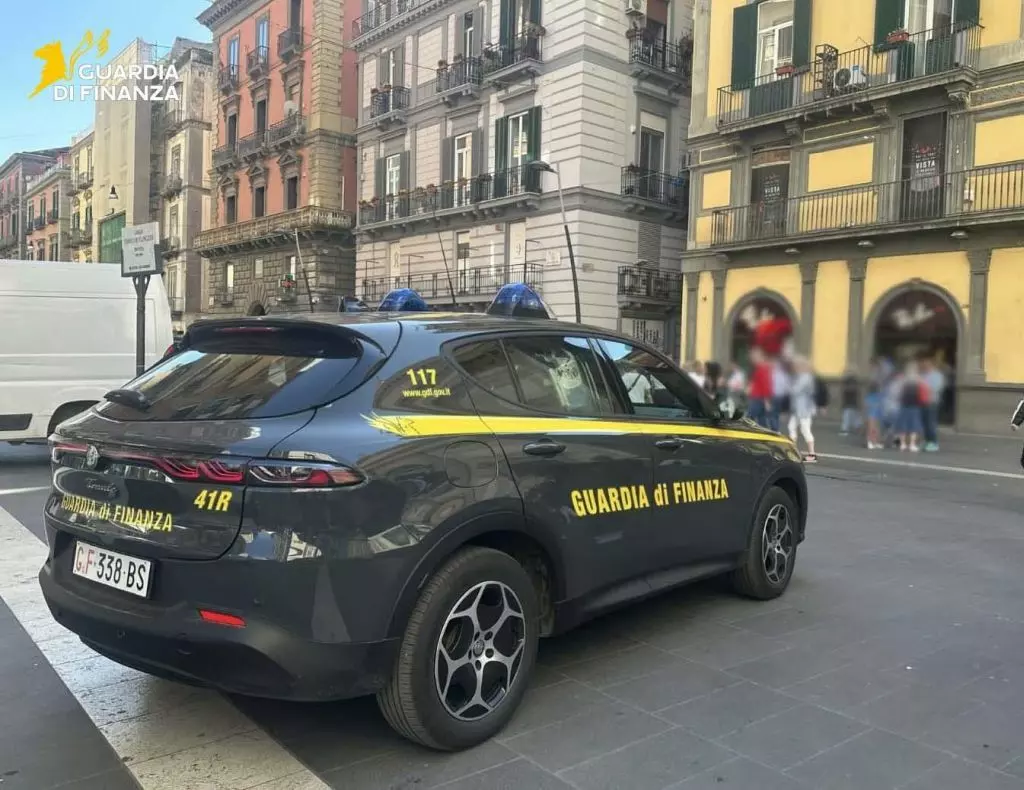 Napoli, lotta alla contraffazione. Sequestrati oltre 18 mila articoli Napoli, lotta alla contraffazione. Sequestrati oltre 18 mila articoli