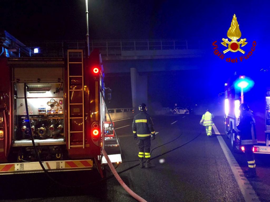 Tragico incidente nella notte sull’Autosole a Lodi, morta una 21enne Tragico incidente nella notte sull’Autosole a Lodi, morta una 21enne