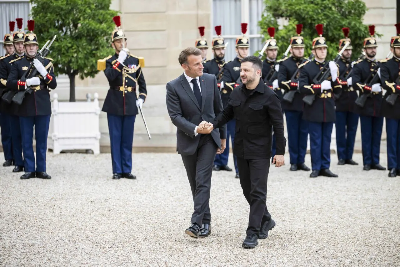 Macron con Zelensky “Europei pronti a fornire garanzie di sicurezza” Macron con Zelensky “Europei pronti a fornire garanzie di sicurezza”