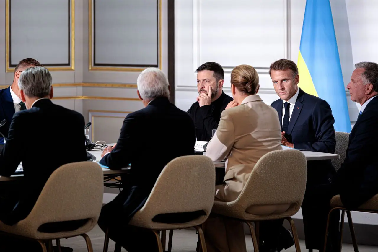 Zelensky vede Volenterosi a Parigi “Stiamo dando concretezza a garanzie” Zelensky vede Volenterosi a Parigi “Stiamo dando concretezza a garanzie”