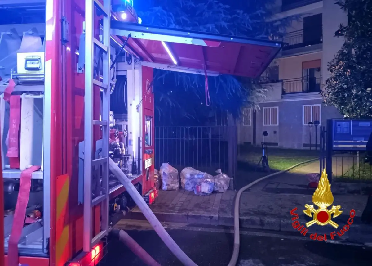 Incendio in un condominio nel Milanese, morti tre componenti famiglia Incendio in un condominio nel Milanese, morti tre componenti famiglia