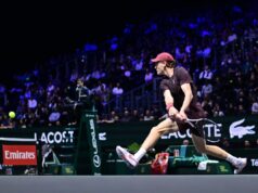 Buon esordio per Sinner a Parigi, Sonego vince il derby con Musetti