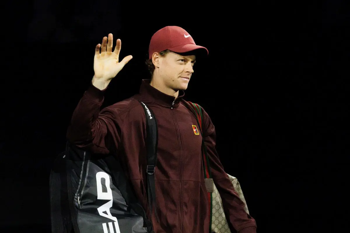 Sinner ai quarti a Parigi, Sonego si arrende a Medvedev Sinner ai quarti a Parigi, Sonego si arrende a Medvedev