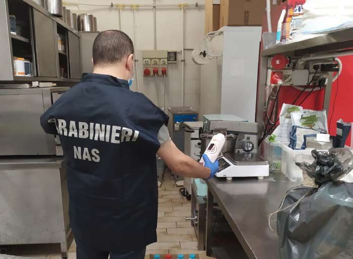 Carenze igienico-sanitarie: i NAS sanzionano un ristorante di Parma
