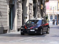 Reggio Emilia: saccheggia il frigo di un locale, scoperto aggredisce dipendente e clienti