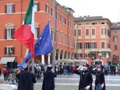 Alzabandiera domenica in piazza Roma a Modena per ricordare la prima sfilata pubblica del Tricolore