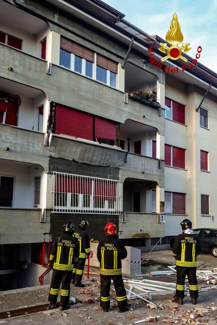 Esplosione in una palazzina nel Torinese, un ferito grave