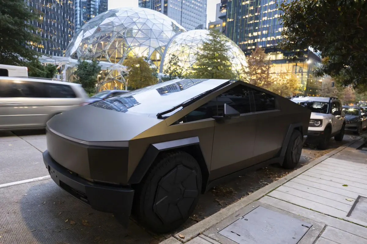 Tesla, sistema guida autonoma salva automobilista USA da scontro frontale notturno