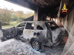 Incendio di un’auto a Bologna, un ferito