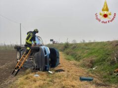 Auto fuori strada a Galliera, un ferito