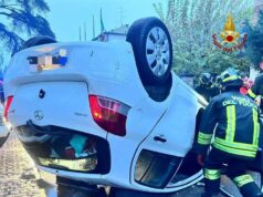Anziana si ribalta con l’auto a Gualtieri: illesa