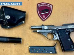 Reggio Emilia: aggredisce gli agenti per evitare un controllo, negli slip una pistola con matricola abrasa