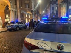 Minaccia con un coltello due ragazzi in centro storico a Modena per rubargli portafoglio e cellulare: 17enne arrestato per rapina