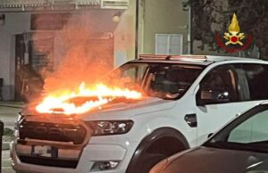 Castelnovo sotto. auto a fuoco nella notte