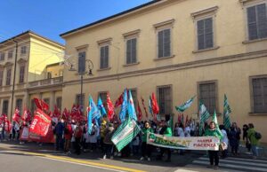 Manifestazione davanti alla Prefettura a Reggio Emilia, la Provincia riceve una delegazione dei lavoratori delle farmacie private