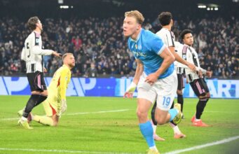 Il Napoli batte 2-1 la Juve e torna in vetta, doppietta di Hojlund