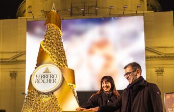 Ferrero Rocher illumina il Natale di Milano, piramide dorata a Piazza San Carlo