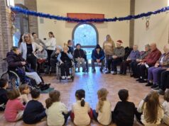 Regali e sorrisi per i ‘nonni’, è un ‘Natale a Colori’ nei reparti e nelle strutture per anziani