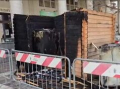 Ignoti danno fuoco alla casetta di Babbo Natale in centro a Scandiano