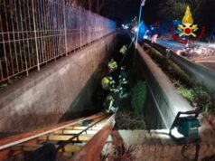 Scontro auto-moto sulla Vignolese: centauro finisce nel fossato con dislivello di circa tre metri