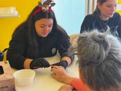 Maranello, alla CRA Villa Estense gli allievi estetisti e parrucchieri dello IAL per preparare le ospiti in vista delle Feste